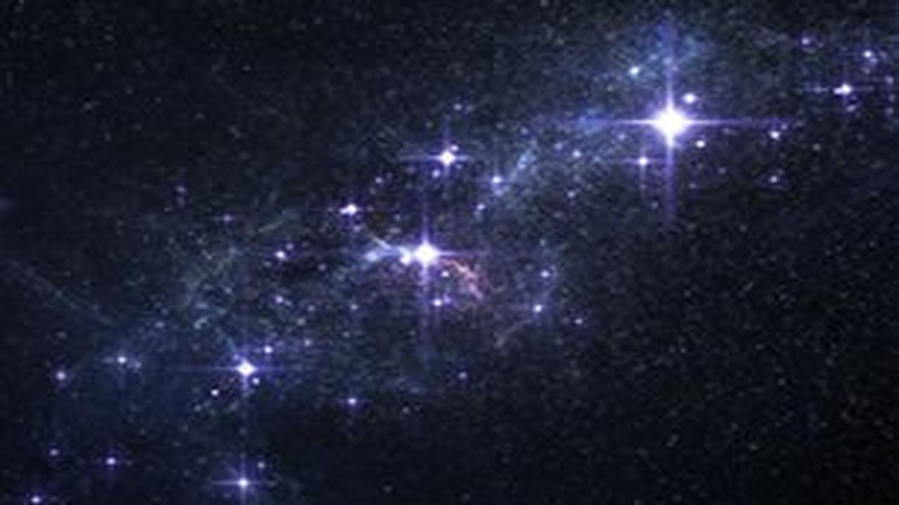 Ternyata meteor mengeluarkan warna yang berbeda-beda. Mulai dari, warna kemerahan, kehijauan, biru dan lain-lain.