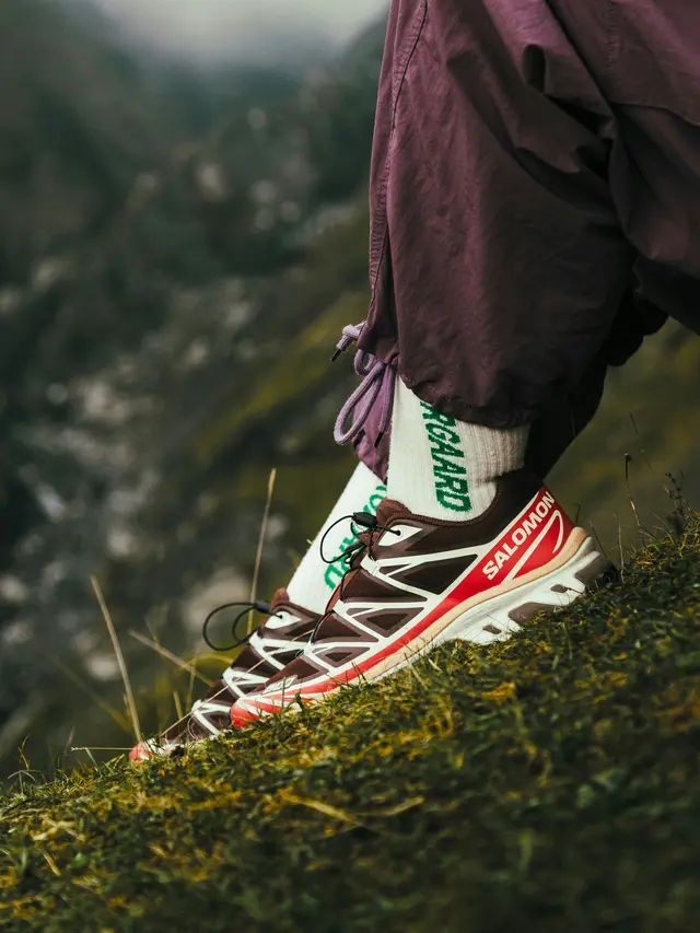 Ilustrasi sepatu trail sebagai tren sneakers terkini.