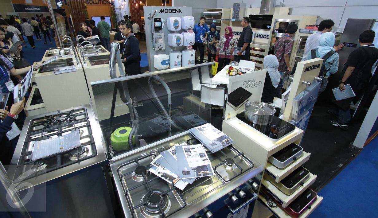 Pengunjung melihat pameran Mega Build Technology  2016 di JCC, Jakarta, Jumat (18/3/2016). Dengan total luas area pameran sebesar 30.000 m2, event yang terbuka untuk umum ini ditargetkan mampu menyedot 35.000 pengunjung. (Liputan6.com/Angga Yuniar)