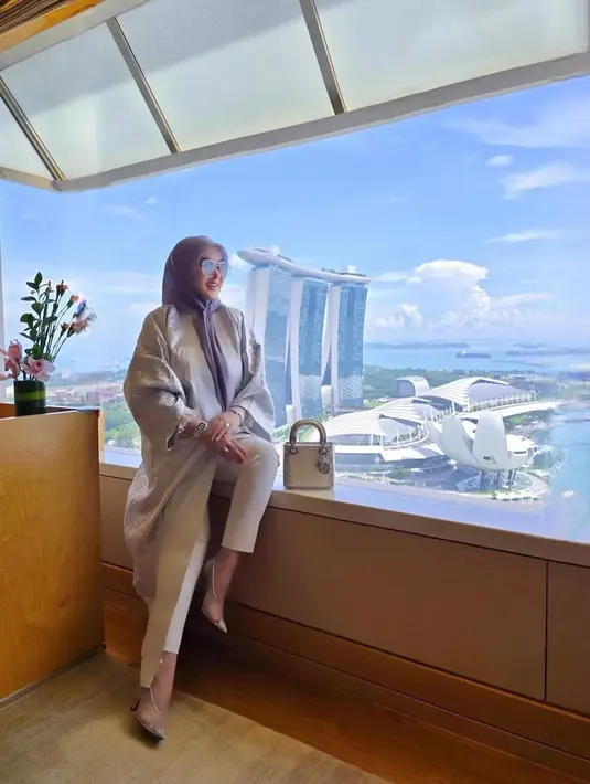 Inilah gaya Syahrini yang dikenal cetar, artis yang kini menetap di Singapura itu sering menempatkan kedua tangan di depan perut. (Liputan6.com/IG/@princessyahrini)