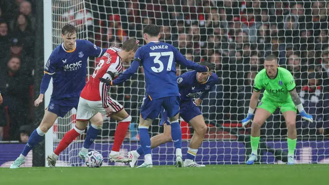 Pemain Arsenal Martin Odegaard dikepung oleh para pemain Everton