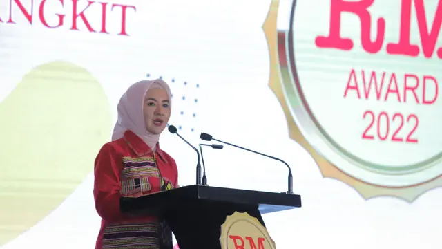Direktur Utama PT Pertamina (Persero) Nicke Widyawati meraih penghargaan sebagai Tokoh Ketahanan Energi Nasional, dalam acara Rakyat Merdeka Award 2022.