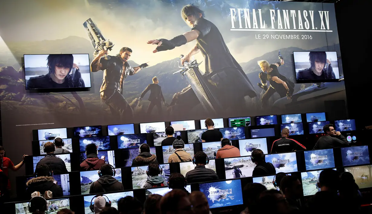 Para pengunjung saat unjuk kebolehan memainkan video game 'Final Fantasy XV' terbitan Square Enix saat acara Paris Games Week di Paris, Prancis (26/10). Paris Games Week diselenggarkan pada 27–31 October. (REUTERS/Benoit Tessier)