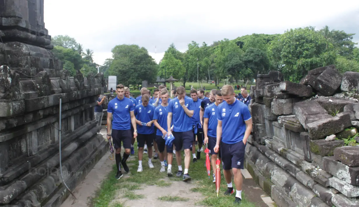 Para pemain Timnas Islandia saat mengunjungi Candi Prambanan di pebatasan Jawa Tengah-Yogyakarta, Senin (8/1/2018). Timnas Islandia datang ke Indonesia untuk menjalani dua laga persahabatan. (Bola.com/Ronald Seger)