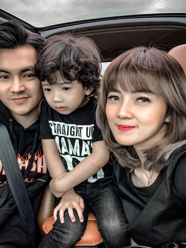 Jarang Terekspos, Ini 6 Potret Hangat Keluarga Kecil Aditya Suryo