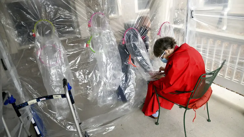 FOTO: Tenda Pelukan untuk Lansia Kala Pandemi COVID-19