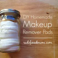 Buat Sendiri Kapas Penghapus Rias Wajah di Rumah | via: redefinedmom.com