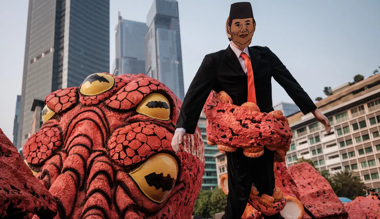 Dalam aksi unjuk rasa tersebut, Greenpeace Indonesia membawa boneka 'gurita raksasa'. (Yasuyoshi CHIBA/AFP)