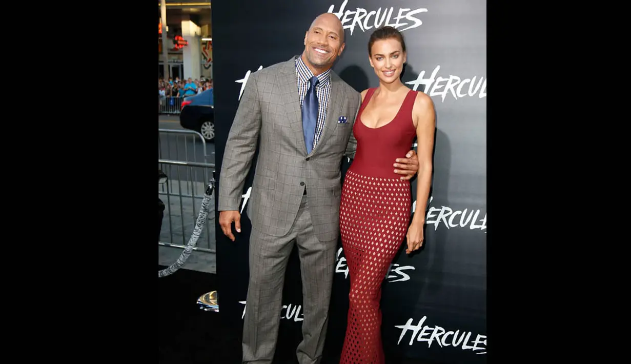Dwayne Johnson memeluk tubuh kekasih dari pesepak bola asal Portugal, Irina Shayk di premiere film Hercules di Hollywood, California, (23/7/14) (REUTERS / Danny Moloshok)