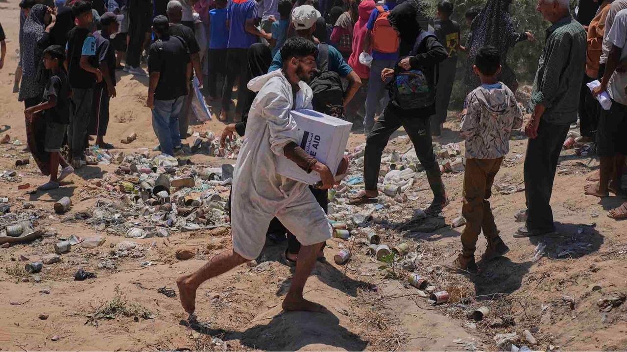 FOTO: Perjuangan Warga Gaza Berebut Bantuan dari Langit