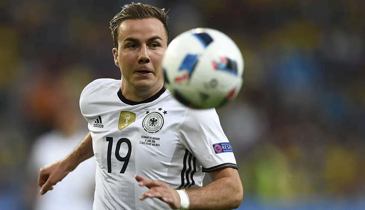 4. Mario Goetze, kerap menjadi cadangan di Munchen, membuat pria Jerman ini menjadi target dari Arsenal. Guna merealisasikan kedatangan mantan gelandang Dortmund ini, The Gunners siap mencairkan dana sebesar 27 juta poundsterling. (AFP/Martin Bureau) 