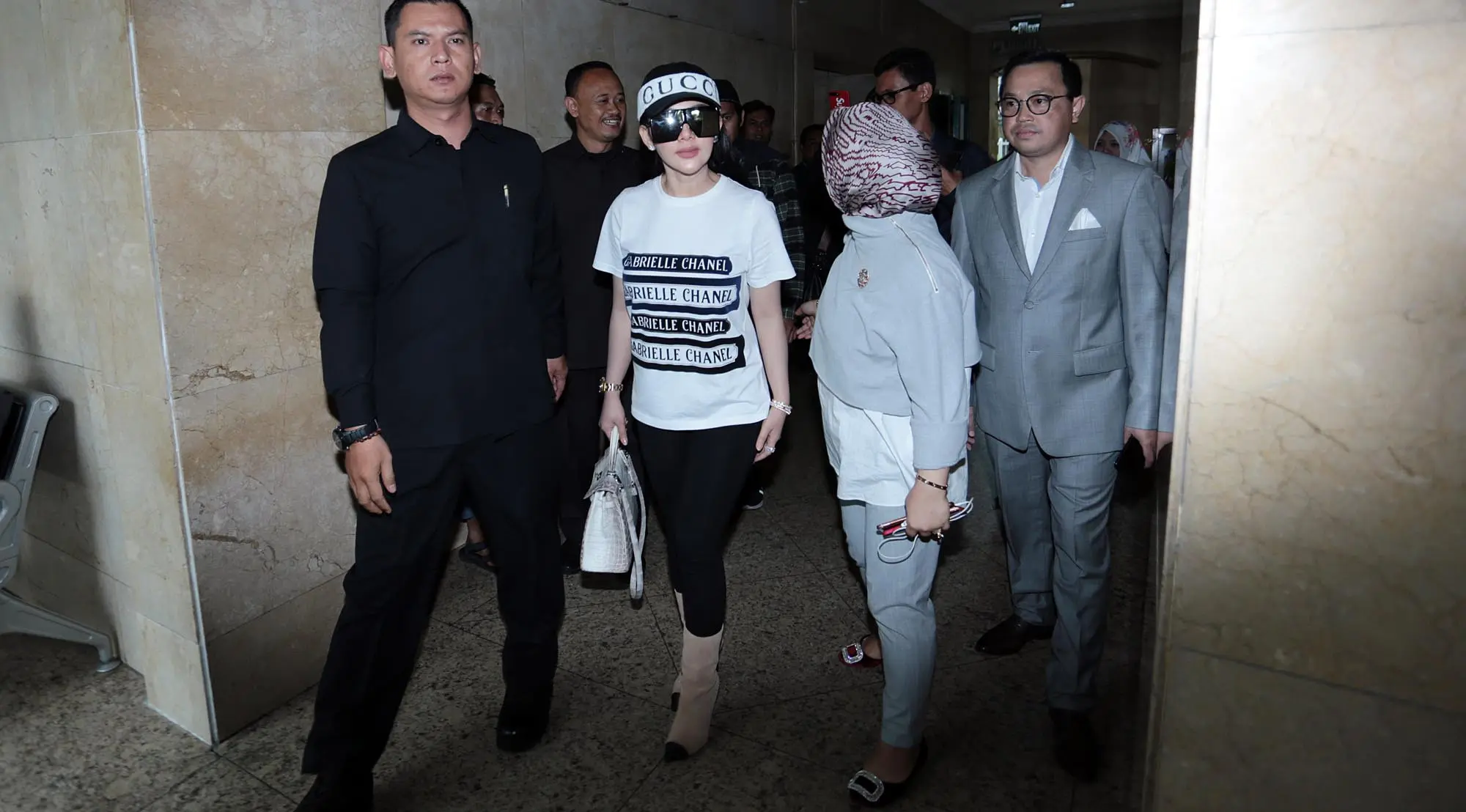 Datang ke Bareskrim Mabes Polri, pelantun lagu Sesuatu itu tak bisa melepaskan imej yang selama ini dikenal dengan tampilan mewah nan blink-blink. Ia datang dengan setelan pakaian bermerk internasional dan berjalan santai. (Deki Prayoga/Bintang.com)