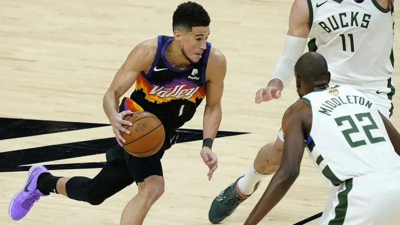 Foto NBA: Chirs Paul Bawa Phoenix Suns Unggul atas Milwaukee Bucks pada Game 1 Final NBA 2021