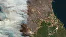 Gambar satelit yang dirilis oleh Maxar Technologies ini menunjukkan kebakaran hutan yang membakar utara Athena, Yunani di pulau Evia (8/8/2021). Pilar asap dan abu yang mengepul mengubah langit berwarna jingga di atas pulau terbesar kedua di Yunani. (Satellite image ©2021 Maxar Technologies via AP)