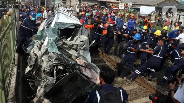 FOTO: KRL Tabrak Mobil di Perlintasan Sebidang Depok