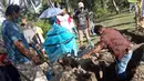 Pembongkaran kuburan di Desa Toto Selatan, Kabupaten Bone Bolango, Gorontalo, Sabtu (12/1). Pemilik lahan memblokade pintu masuk menuju kuburan sehingga keluarga memilih untuk memindahkannya. (Liputan6.com/Arfandi Ibrahim)