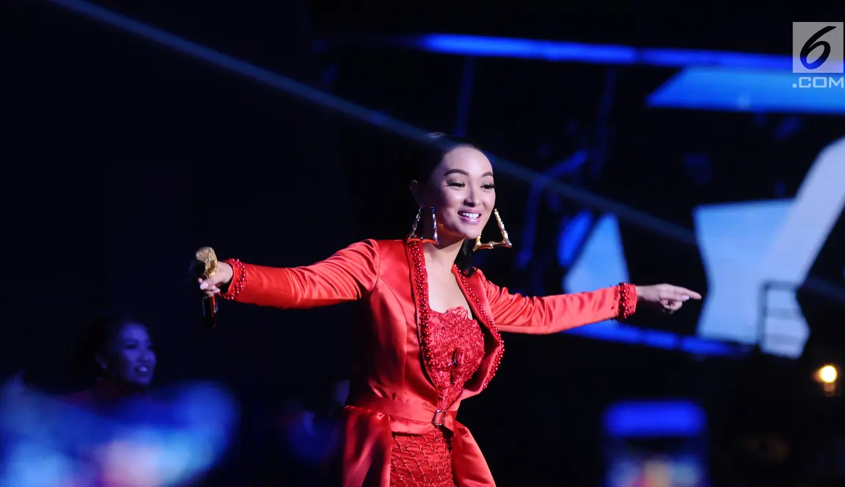 Pedangdut Zaskia Gotik saat menghibur penonton pada perayaan HUT Indosiar ke-23 di Jakarta Convention Center (JCC), Kamis (11/1). Ayu Ting Ting dan Zaskia Gotik membawakan lagu sambalado dan tarik selimut. (Liputan6.com/Helmi Fithriansyah)