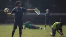 Pelatih Timnas Indonesia U-22, Luis Milla, memberikan instruksi saat latihan di Lapangan SPH Karawaci, Banten, Selasa (8/8/2017). Latihan dilakukan sebagai persiapan jelang SEA Games 2017 Malaysia. (Bola.com/Vitalis Yogi Trisna)