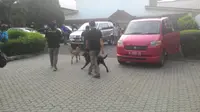 2 Anjing dari unit K-9 BNN ikut dikerahkan saat menggerebek Kampus UKI Cawang, Kamis (18/12/2014) (Liputan6.com/Ahmad Romadoni)