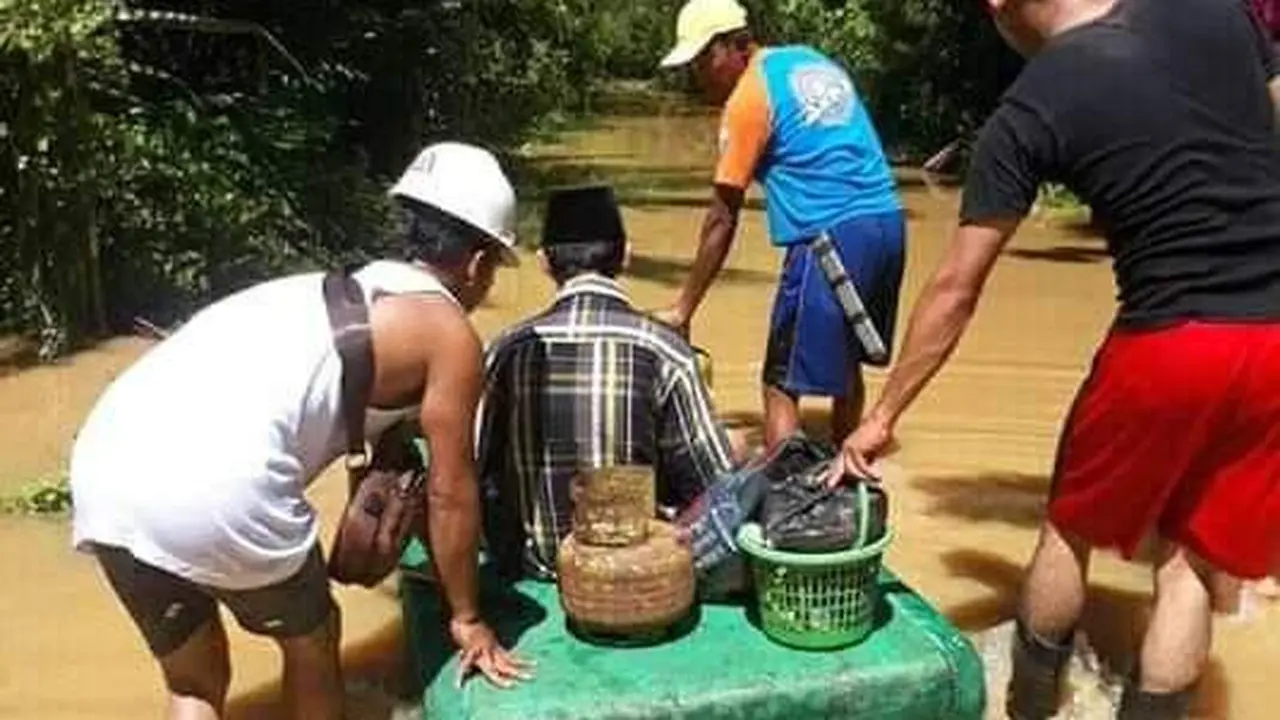 Warga korban banjir Konawe Utara yang mencari penyedia gas LPG 3 kilogram di tengah banjir.(Liputan6.com/Ahmad Akbar Fua)