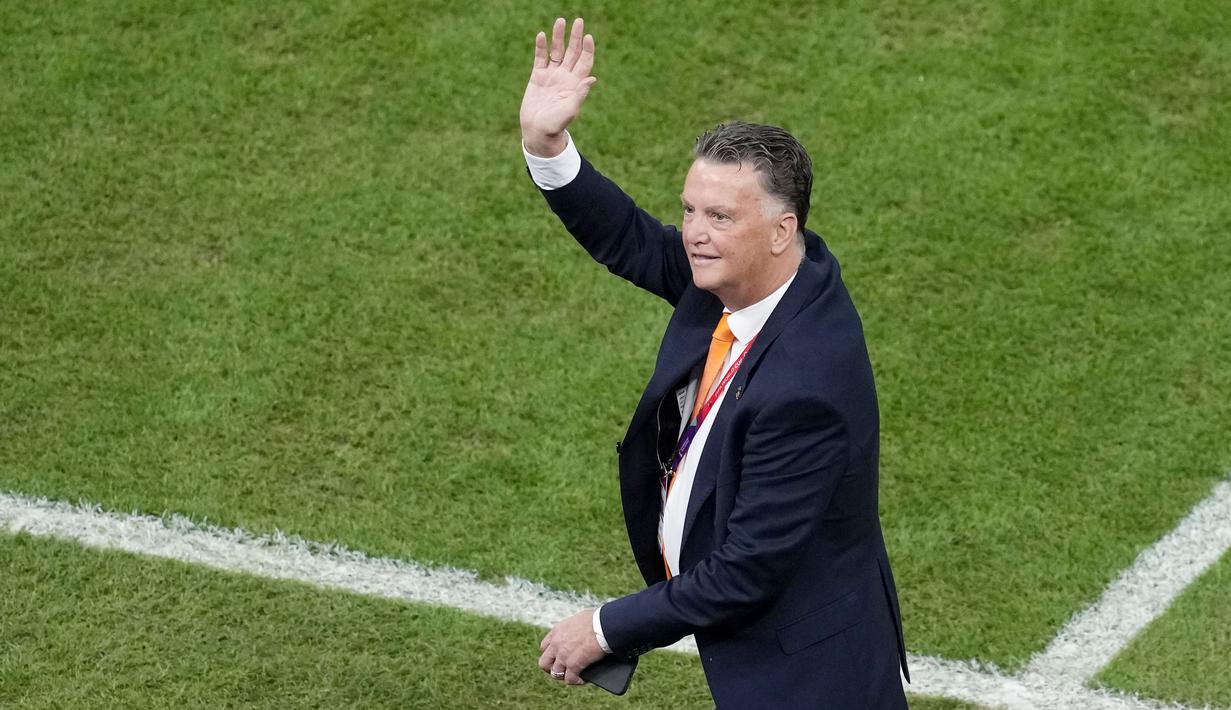 Louis van Gaal resmi meninggalkan kursi kepelatihan Timnas Belanda usai dikalahkan Argentina pada babak perempat final Piala Dunia 2022. The Oranje takluk di babak adu penalti. (AP/Thanassis Stavrakis)