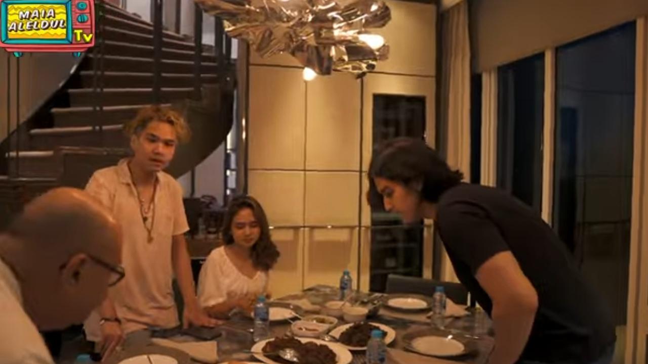 5 Potret Dapur Apartemen Irwan Mussry dengan Peralatan Serba Canggih, Pemandangan Gedung Pencakar Langit Jakarta