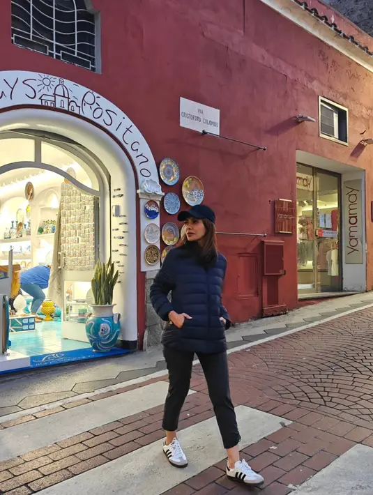 Selama liburan di Italia, banyak netizen yang menyoroti penampilannya kasualnya yang terlihat menawan. Memakai Adidas Samba, sosok Najwa Shihab yang menjadi kolektor sneakers ini terlihat begitu keren. Banyak netizen memuji penampilannya tersebut di kolom komentar Instagramnya. (Liputan6.com/IG/@najwashihab)