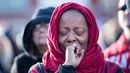 Seorang wanita mendengarkan lonceng saat menghadiri peringantan 50 tahun pembunuhan Martin Luther King Jr di Memphis, Tennessee (4/4). Martin Luther King Jr ditembak di balkon kamarnya di lantai dua Motel Lorraine di Memphis. (AFP/Brendan Smialowski)