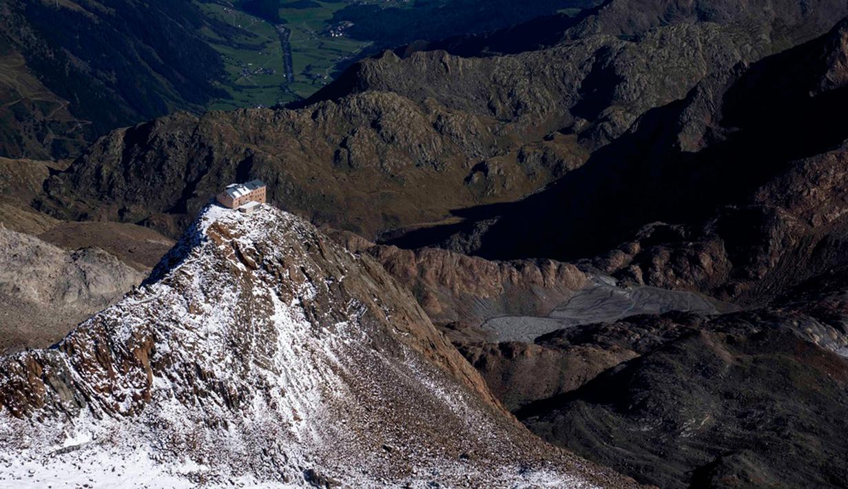 Pondok Gunung Becherhaus terletak di depan Vipiteno di South Tyrol, Italia, 25 September 2023. Para peneliti memperingatkan, invertebrata yang hidup di sungai air lelehan yang dingin di Pegunungan Alpen Eropa akan menghadapi kehilangan habitat yang meluas. (AP Photo/Matthias Schrader)