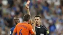 Pemain Belanda, Kevin Strootman menerima kartu merah dari wasit Gianluca Rocchi saat melawan Prancis pada kualifikasi Piala Dunia 2018 Grup A di Stade de France stadium, Saint-Denis, (31/8/2017). Prancis menang 4-0. (AP/Christophe Ena)