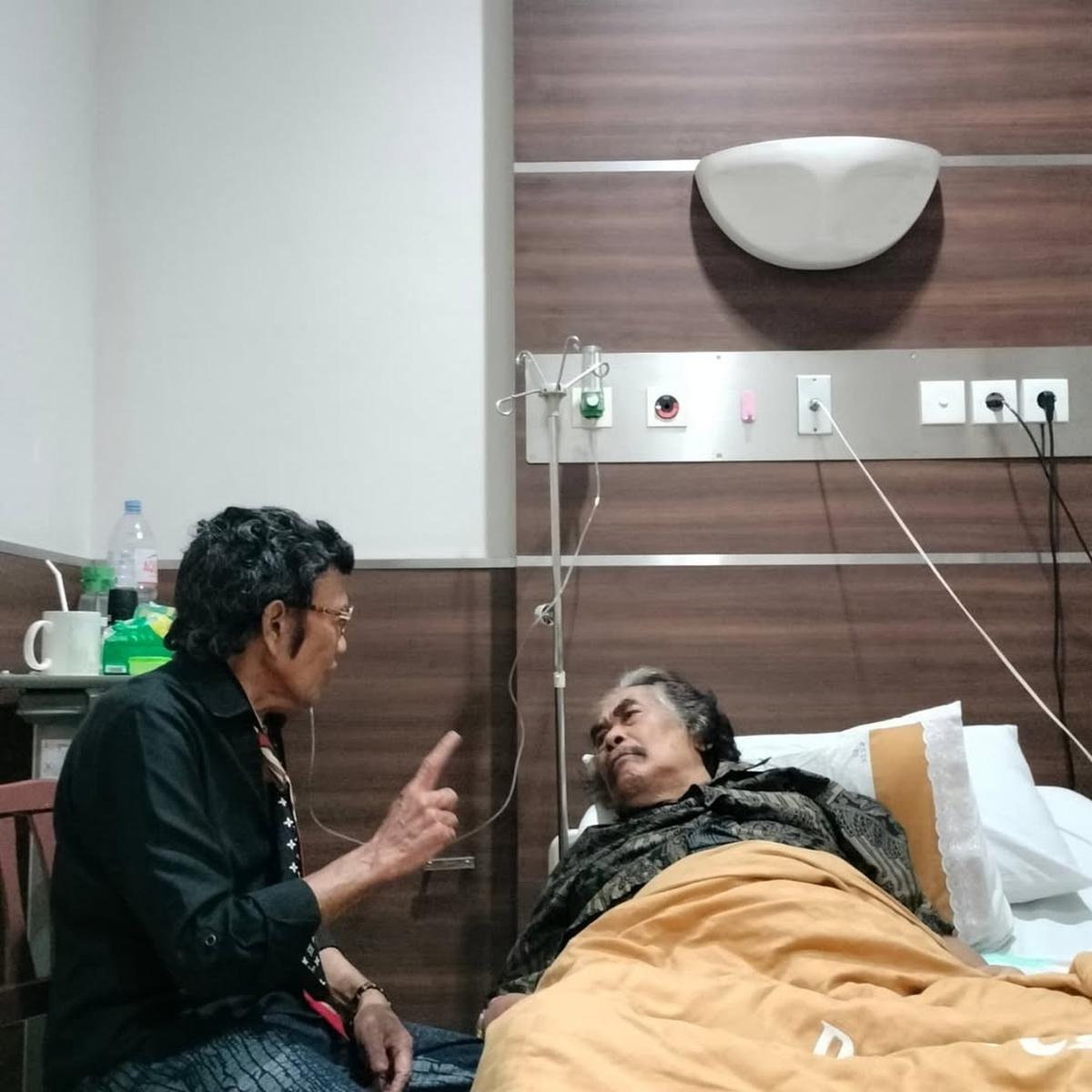 Momen Si Raja Dangdut Jenguk hingga Nasehati Jaja Miharja yang Terbaring di Rumah Sakit