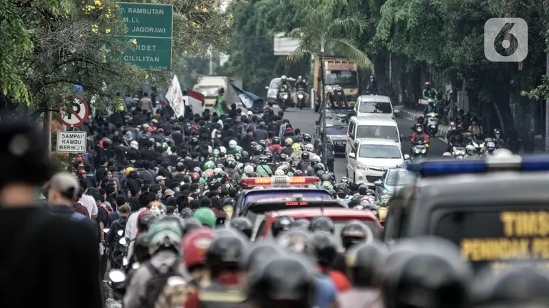 FOTO: Aksi Longmarch Mahasiswa Tolak UU Cipta Kerja