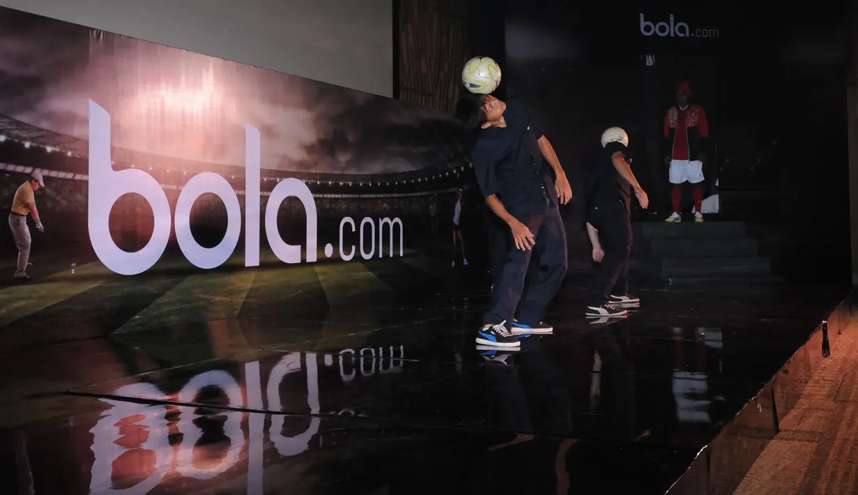 Atraksi juggling memeriahkan launching portal berita olahraga online Bola.com di Jakarta, Selasa (28/4/2015). Bola.com merupakan portal berita olahraga di bawah bendera KMK Online. (Liputan6.com/Helmi Fithriansyah)