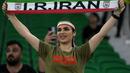 Seorang fans wanita Iran mengangkat syal sebelum dimulainya pertandingan grup B Piala Dunia antara Iran dan Amerika Serikat di Stadion Al Thumama di Doha, Qatar, Selasa, 29 November 2022. (AP Photo/Manu Fernandez)