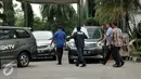 Petugas kepolisian terlihat di sekitar Apartemen Parama, Cilandak, Jakarta, Selasa (16/8). Apartemen itu telah disegel sejak tanggal 14 Maret 2016 karena tidak memiliki Sertifikat Layak Fungsi (SLF). (Liputan6.com/Gempur M Surya)