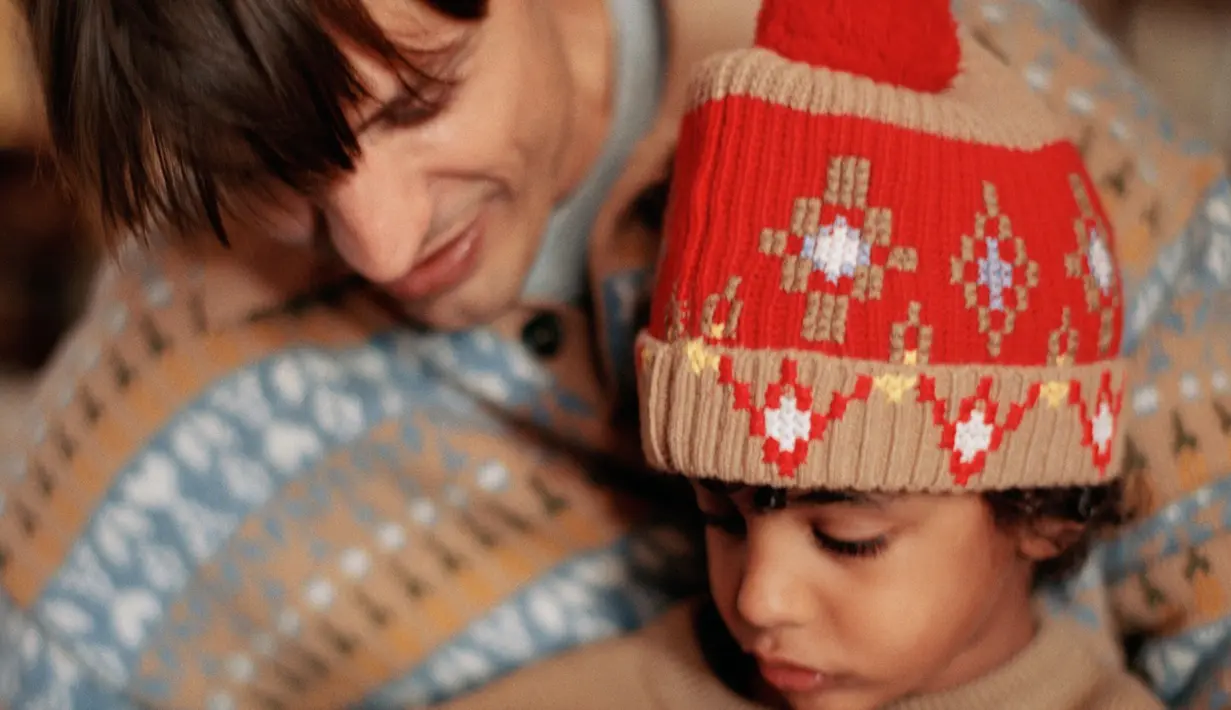  beanie lembut, scarf fluffy, dan aksesori knitwear lainnya. Ini adalah opsi “kado aman” yang tetap terasa premium. Tidak terlalu personal, tapi selalu berhasil membuat penerimanya tersenyum. [Dok/Ami Paris].