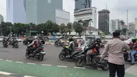 Massa Demo Ojol Mulai Berdatangan ke Patung Kuda Monas
