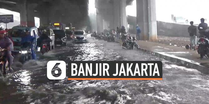 VIDEO: Saluran Pembuangan Mampet Jalan DI Panjaitan Tergenang Banjir