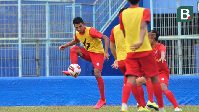 Striker Arema FC, Dedik Setiawan, saat berlatih di Stadion Kanjuruhan, Malang. (Bola.com/Iwan Setiawan)