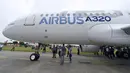 Beberapa orang melihat-lihat pesawat Airbus A320neo yang akan melakukan uji jarak menengah di pabrik Airbus, Saint-Martin-du-Touch, Toulouse, Perancis, (1/7/2014). (AFP PHOTO/ERIC Cabanis)
