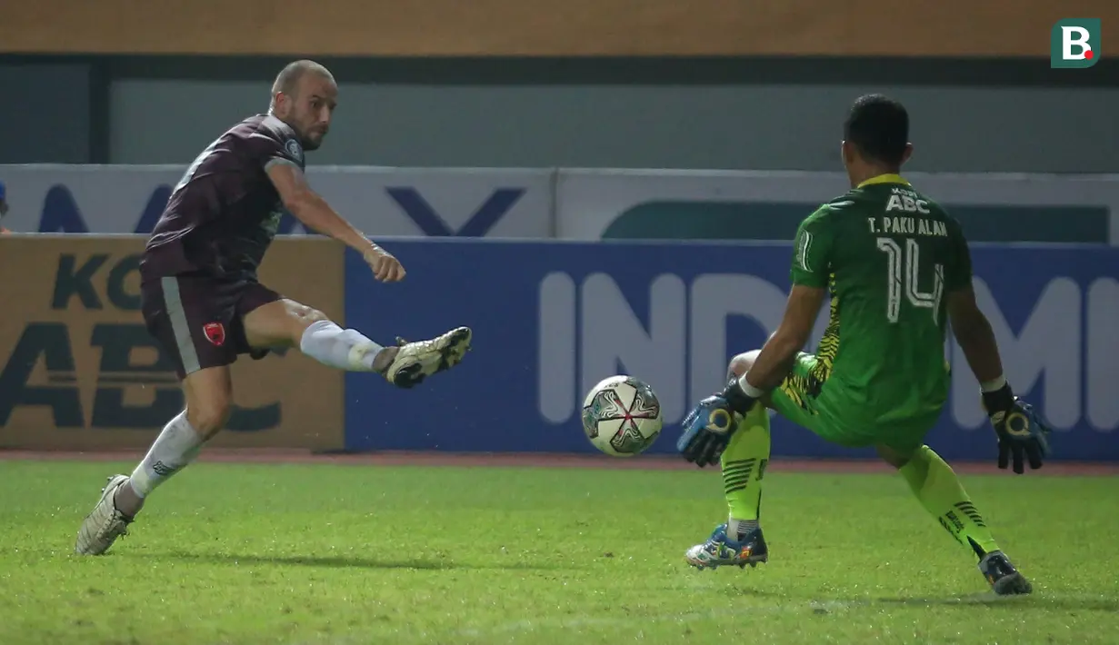 Pemain PSM Makassar, Anco Jansen (kiri) melepaskan tendangan ke gawang PSM Makassar dalam laga pekan ke-6 BRI Liga 1 2021/2022 di Stadion Wibawa Mukti, Cikarang, Sabtu (02/10/2021) WIB. Kedua tim bermain imbang 1-1. (Bola.com/Bagaskara Lazuardi)