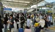 Orang-orang yang memakai masker berbaris untuk naik kereta menjelang liburan "Chuseok" di Stasiun Kereta Seoul di Seoul, Korea Selatan, Kamis (8/9/2022). Chuseok" atau Hari Thanksgiving versi Korea, jatuh pada 10 September 2022. ( AP Photo/Ahn Young-joon)