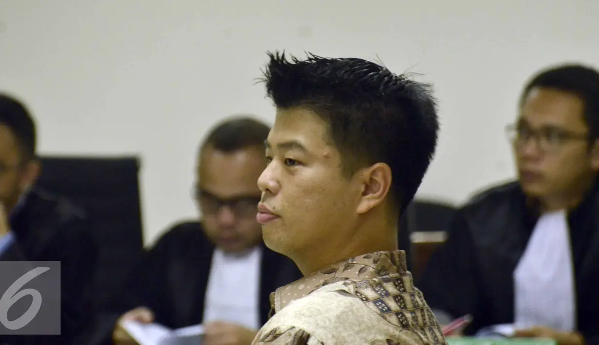 Andrew Hidayat mendengarkan saat sidang perdana di Tipikor, Jakarta, Senin (29/6/2015). Andrew dikenakan Pasal 5 ayat 1 huruf b atau Pasal 13 UU Pemberantasan Tindak Pidana Korupsi  Pasal 64 ayat 1 KUH. (Liputan6.com/Helmi Afandi)