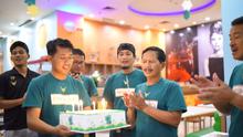 Pelatih Persikabo 1973, Djadjang Nurdjaman, bersama para pemain asuhannya merayakan hari jadi klub yang ke-49, Jumat (23/12/2022) malam. Perayaan ini digelar sebelum Persikabo akan menghadapi Persib Bandung dalam laga pekan ke-17 BRI Liga 1 yang digelar pada Sabtu (24/12/2022). (Bola.com/Nandang Permana)