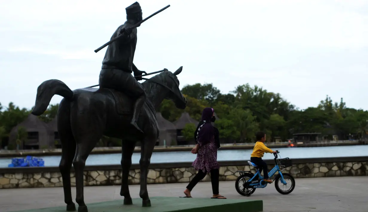 Pengunjung liburan Tahun Baru di Pantai Ancol, Jakarta, Sabtu (1/1/2022). Memasuki libur akhir pekan awal Tahun Baru 2022, kawasan Taman Impian Jaya Ancol hanya buka dari jam 06.00-14.00 WIB, hal ini untuk mencegah penyebaran COVID-19 varian Omicron. (merdeka.com/Imam Buhori)