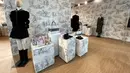 Terinspirasi dari perjalanan Dior di masa lalu, koleksi ini membangkitkan sejuta kenangan. Pada tahun 1955, Monsieur Dior mempresentasikan karyanya di Perthshire, Skotlandia, di ruang dansa Gleneagles Hotel. Bagi Direktur Kreatif Koleksi Wanita Dior,  Maria Grazia Chiuri, negara ini telah menjadi kerangka naratif koleksi Dior cruise 2025 – yang diluncurkan di taman Drummond Castle – tempat kenangan, inspirasi, dan saran menyatu untuk menghasilkan bentuk dan sulaman. [ Foto: dok Fimela.com]