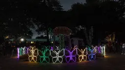 Orang-orang mengunjungi "Trail of Lights" Kebun Raya Durban menjelang Natal di Durban, Afrika Selatan (14/12/2021). Tahun ini taman akan kembali dihiasi dengan jutaan lampu dengan tampilan pencahayaan baru. (AFP/Rajesh Jayantilal)