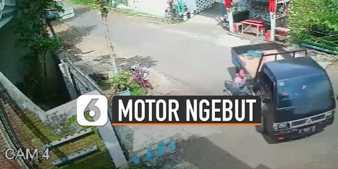 VIDEO: Pengendara Motor Ngebut di Jalan Kecil Tabrak Pick Up