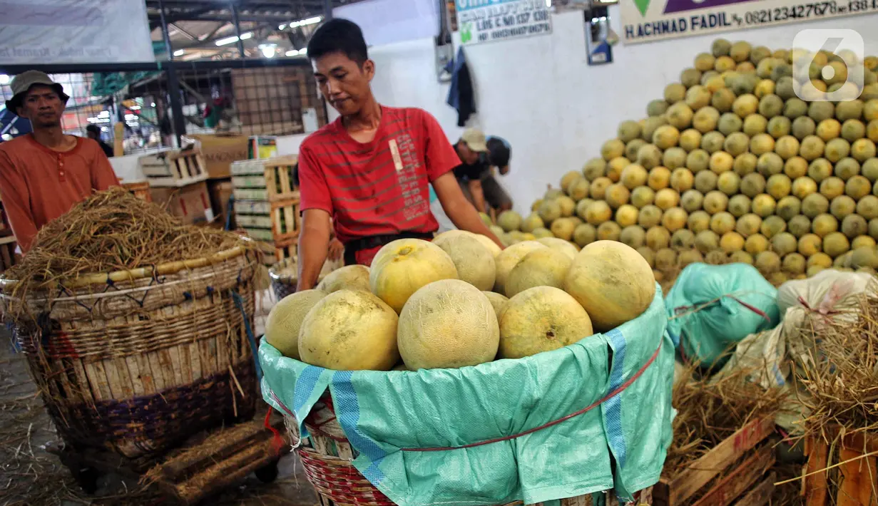 Menurut para pedagang, permintaan buah-buahan mengalami peningkatan saat bulan Ramadan dibanding hari-hari biasa. (Liputan6.com/Angga Yuniar)