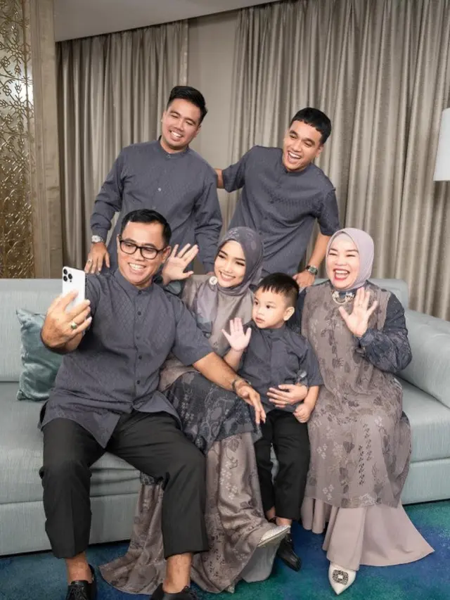 Potret Fuji dan keluarga (Sumber: Instagram/fuji_an)